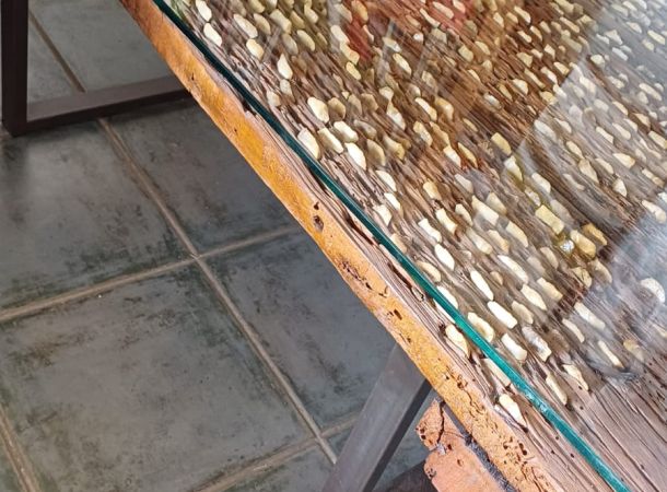 Trillo restaurado con patas de metal y base de cristal. 2 tamaños Pequeño 123x72 Grande 160x90