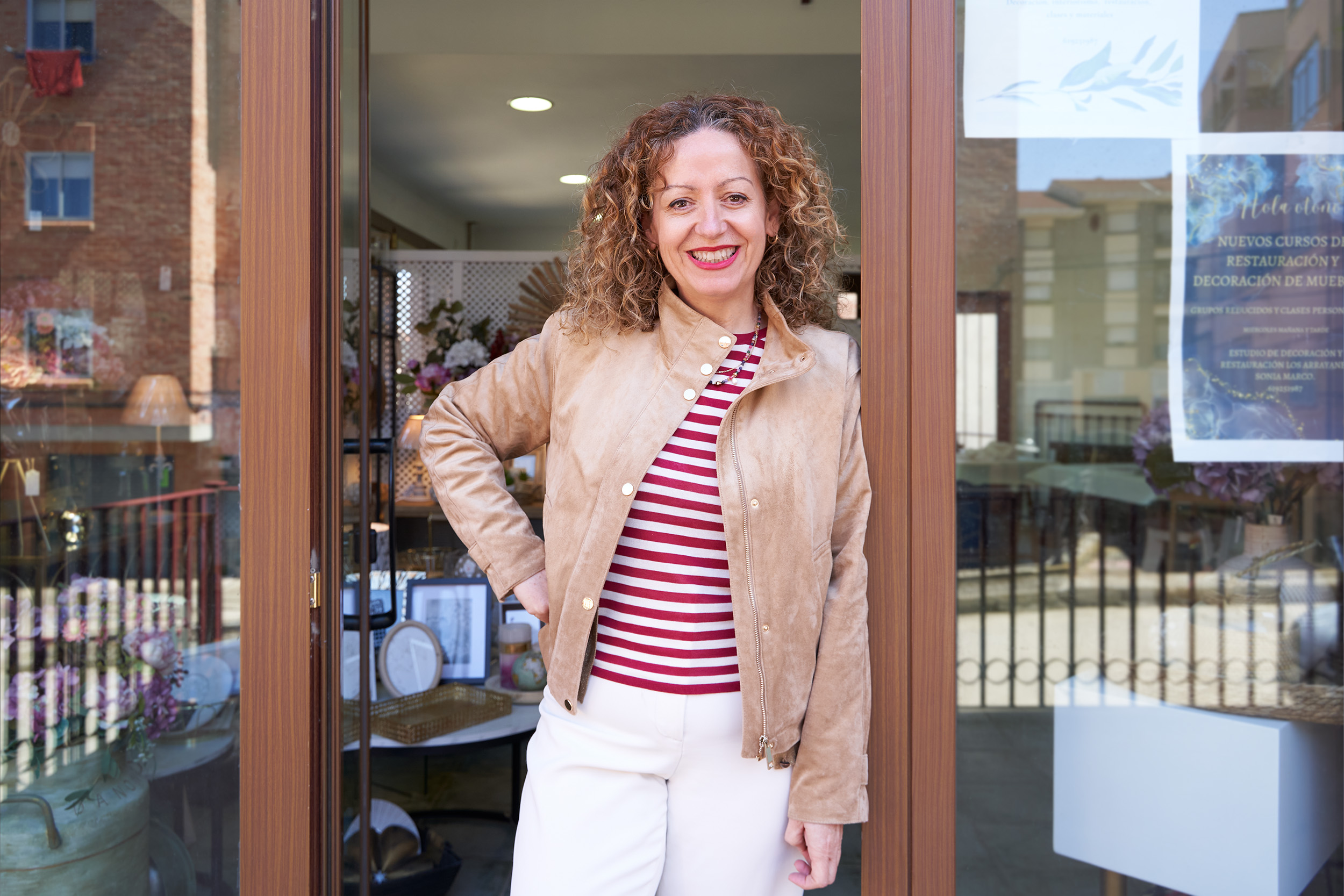 Foto de perfil de Sonia Marco en la puerta de su taller 