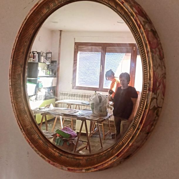 Imagen de un mueble de habitación terminado de restaurar por una alumna de colores azul, blanco y madera