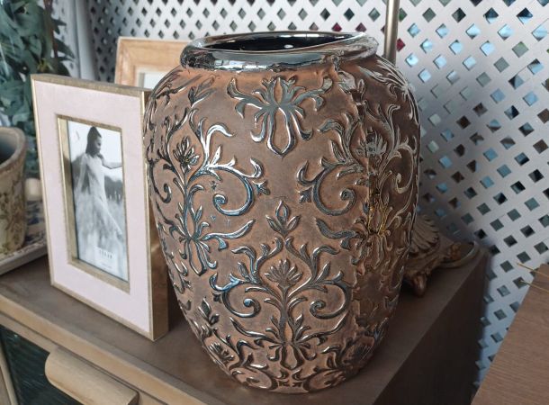 28x24 jarrón efecto piedra con decoración en metal
