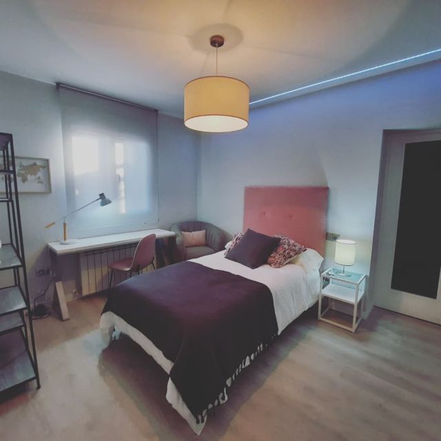 Foto diseño de habitación con almohadas de colores 