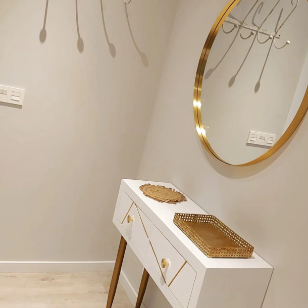 Imagen entrada al recibidor de una casa decorada por Sonia Blanco