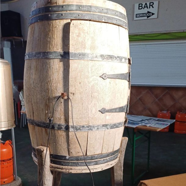Imagen de un mueble de habitación terminado de restaurar por una alumna de colores azul, blanco y madera