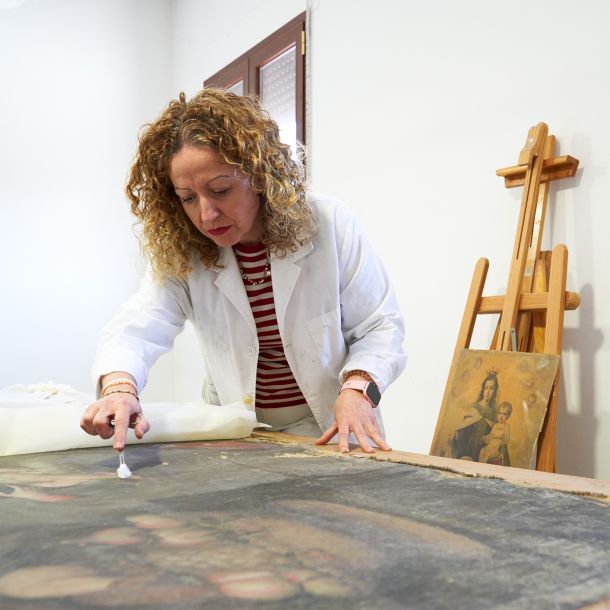 Imagen de Sonia Marco restaurando un tapiz de iglesia con material especial 