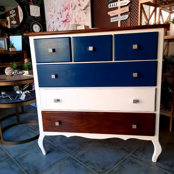 Imagen de un mueble de habitación terminado de restaurar por una alumna de colores azul, blanco y madera