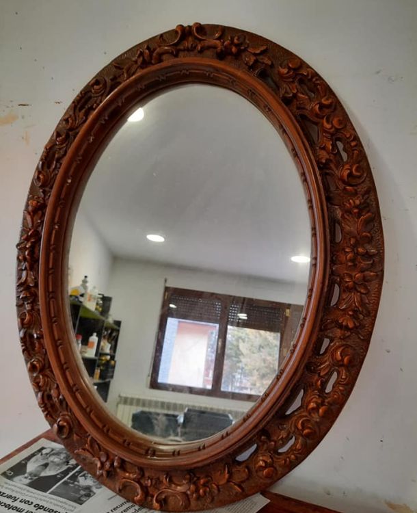 Imagen de espejo antiguo antes de restaurar  