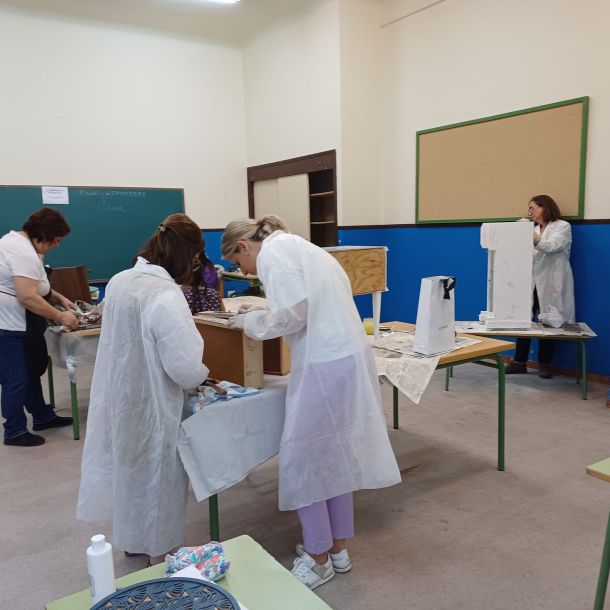 Imagen de personas trabajando en un curso de restauración