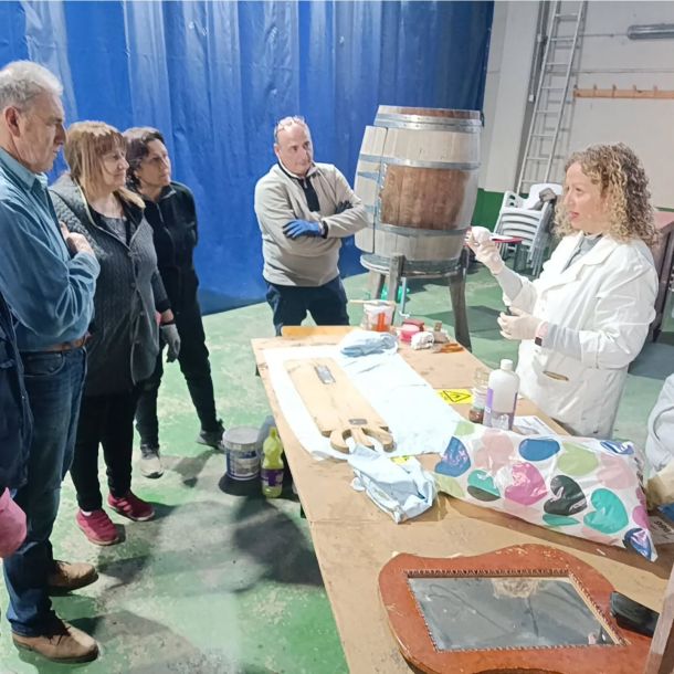 Imagen de Sonia Marco explicando en un curso de restauración cómo trabajar a otras personas 