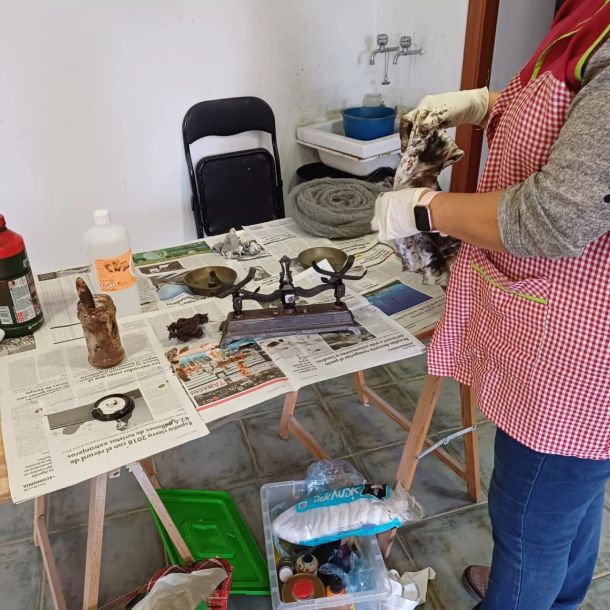 Imagen de un mueble de habitación terminado de restaurar por una alumna de colores azul, blanco y madera
