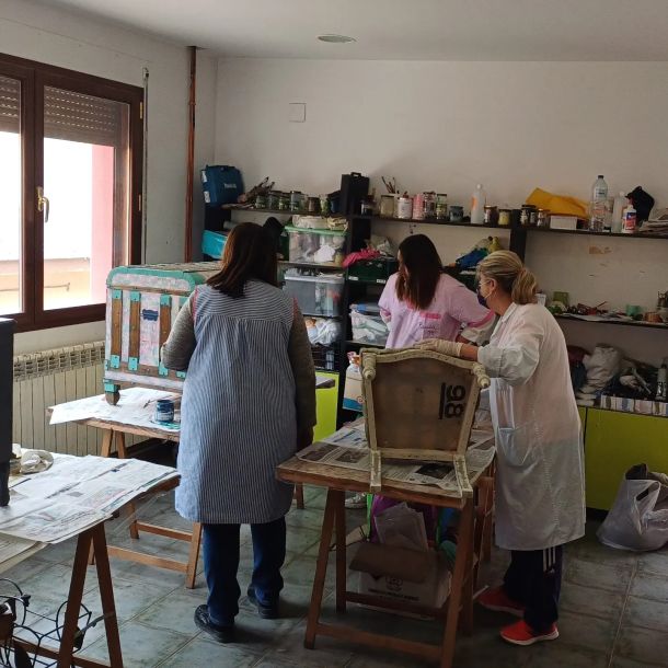 Imagen de un grupo de alumnas en clase de restauración