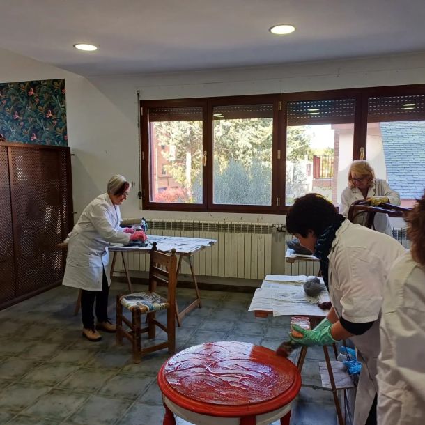 Imagen de un mueble de habitación terminado de restaurar por una alumna de colores azul, blanco y madera