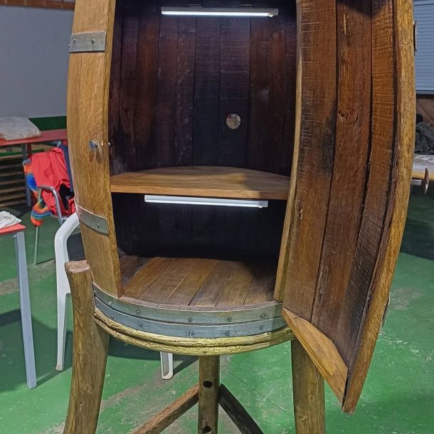 Imagen de un mueble de habitación terminado de restaurar por una alumna de colores azul, blanco y madera