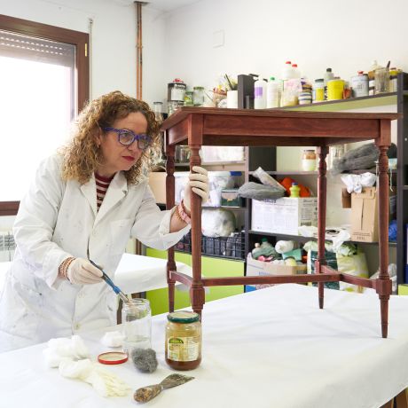 Imagen de Sonia Marco restaurando una mesa antigua 