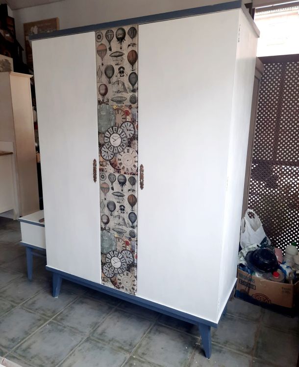 Imagen de armario antiguo después de restaurar  