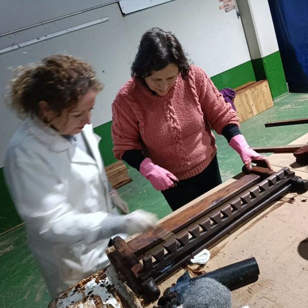 Imagen de un mueble de habitación terminado de restaurar por una alumna de colores azul, blanco y madera