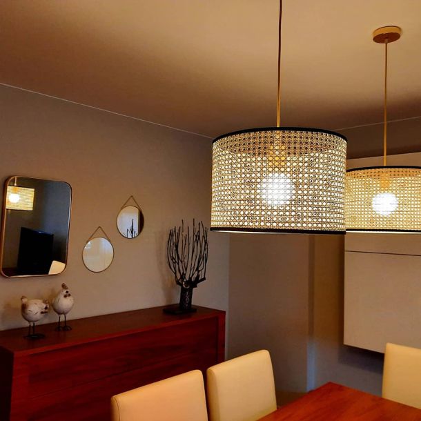 Imagen de comedor diseñado por Sonia con lámparas de decoración