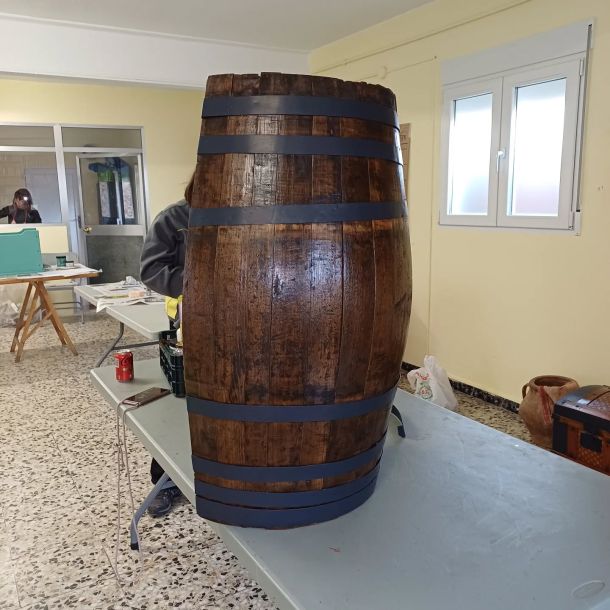 Imagen de un mueble de habitación terminado de restaurar por una alumna de colores azul, blanco y madera