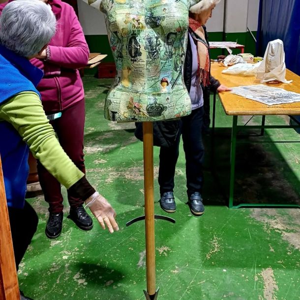 Imagen de un mueble de habitación terminado de restaurar por una alumna de colores azul, blanco y madera