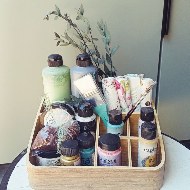 Imagen de un mueble de habitación terminado de restaurar por una alumna de colores azul, blanco y madera