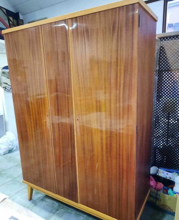 Imagen de armario antiguo antes de restaurar  