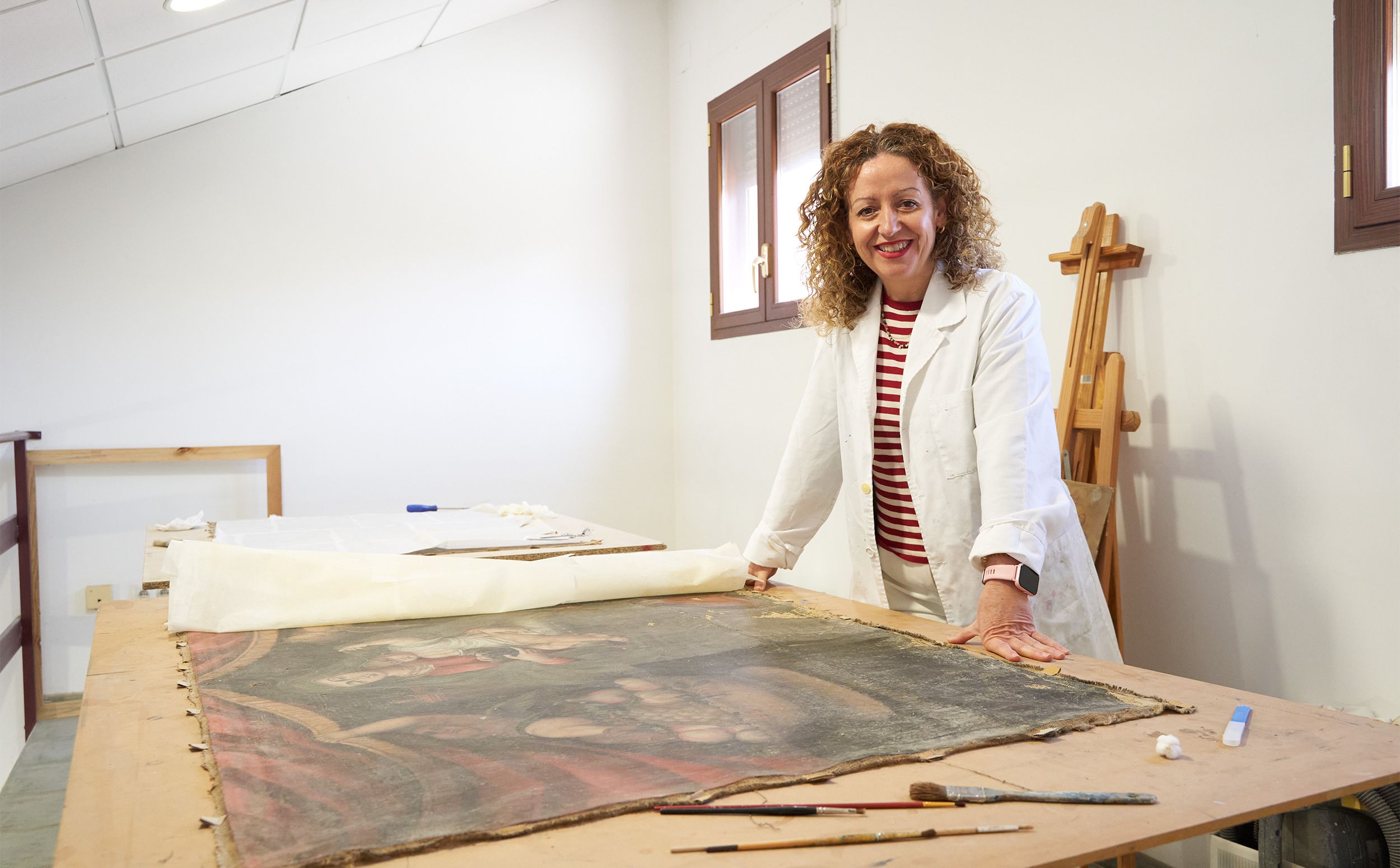 Fotografía de Sonia marco mirando a cámara en su taller con un