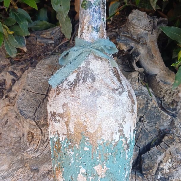 Imagen de un mueble de habitación terminado de restaurar por una alumna de colores azul, blanco y madera