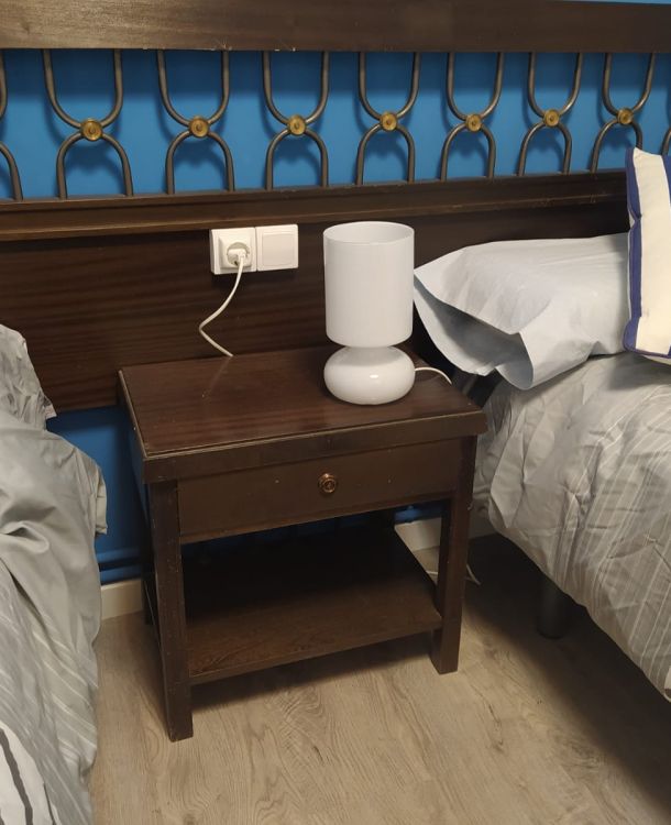 Imagen de mesita antes de restaurar 