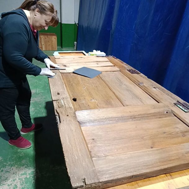 Imagen de un mueble de habitación terminado de restaurar por una alumna de colores azul, blanco y madera